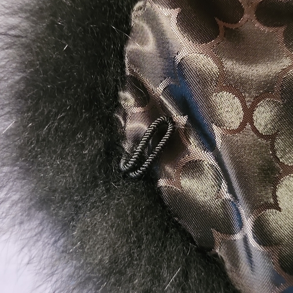 A black fox fur collar - Picture 3 of 4